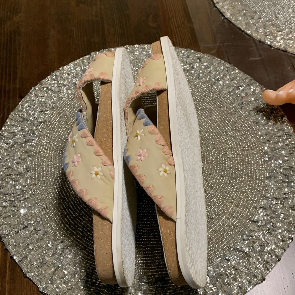 FREE PEOPLE Washed Natural Wildflower Embroidered crossband Sandals sz E… - Picture 12 of 12